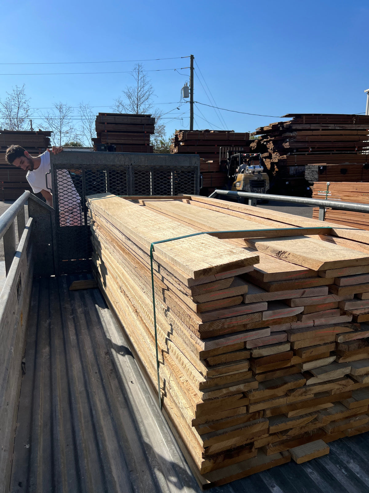 Planches de chêne massif sélectionnées dans l'atelier E&F Déco à Mollégès