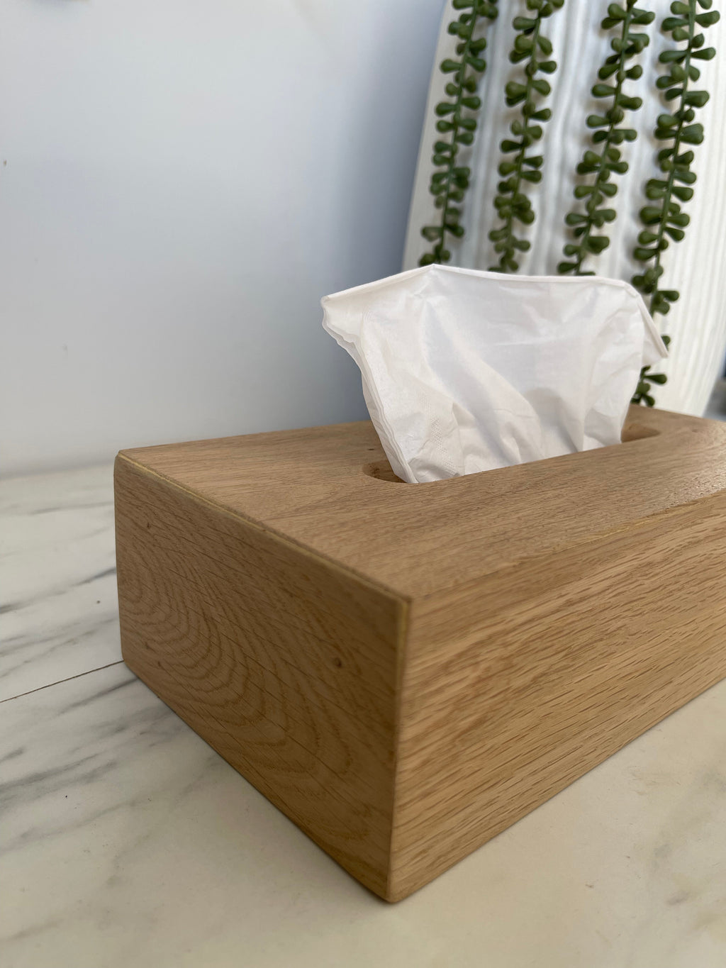 Détail du veinage d'une boîte à mouchoirs en chêne