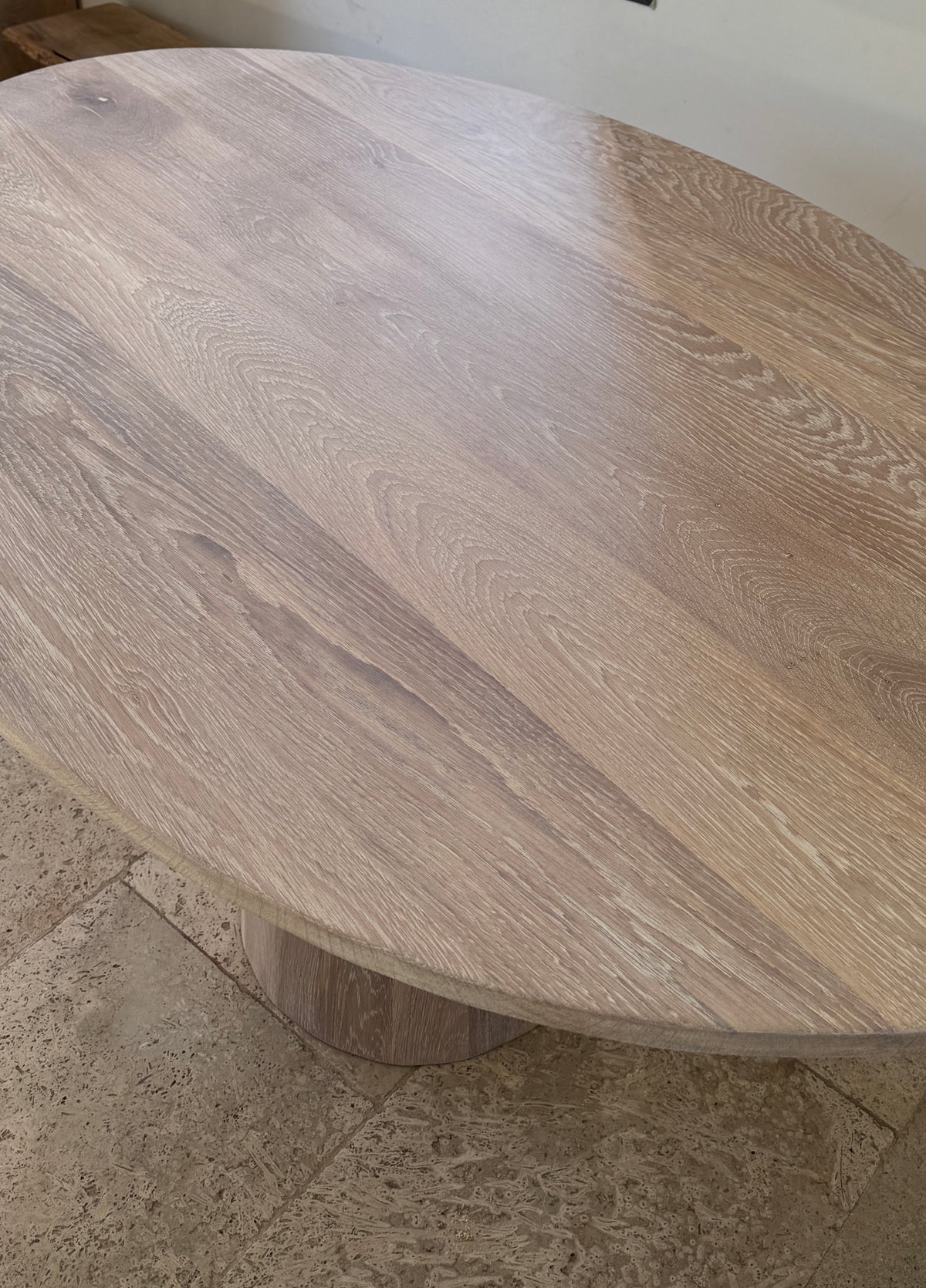 Table ovale La Sanibel 140 cm en chêne massif, finition Super White