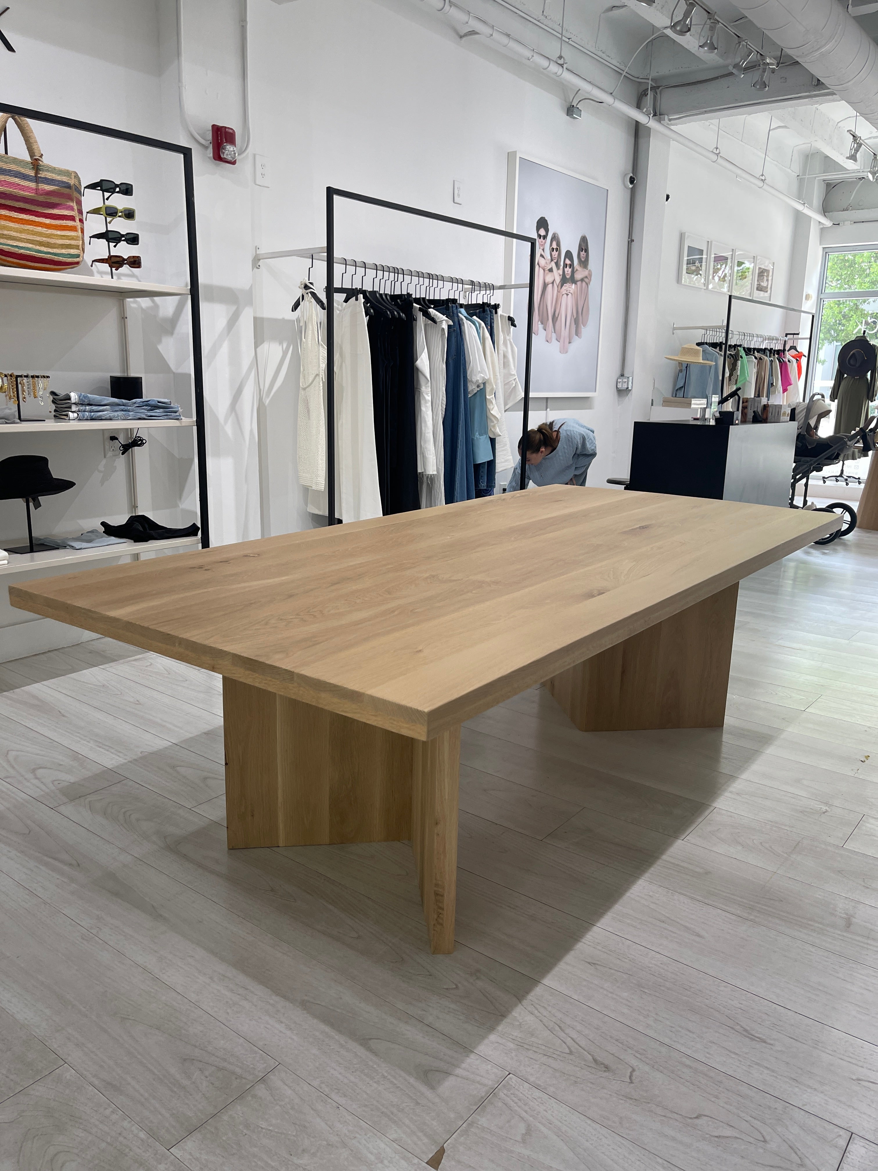 Table à manger chêne massif pour une boutique a Miami Floride creation design avec les pieds en V creation artisanale e f deco