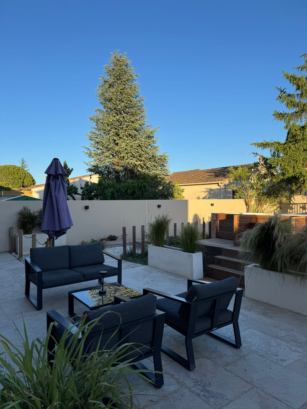 Terrasse extérieure aménagée avec emmarchement en bois et jardinières, Provence