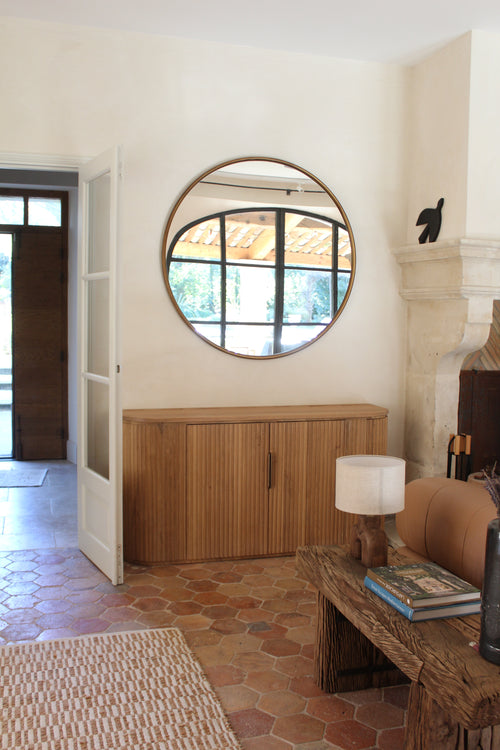 Buffet cache clim avec cannelure et portes en chene massif dans un salon design creation artisanale e and f deco