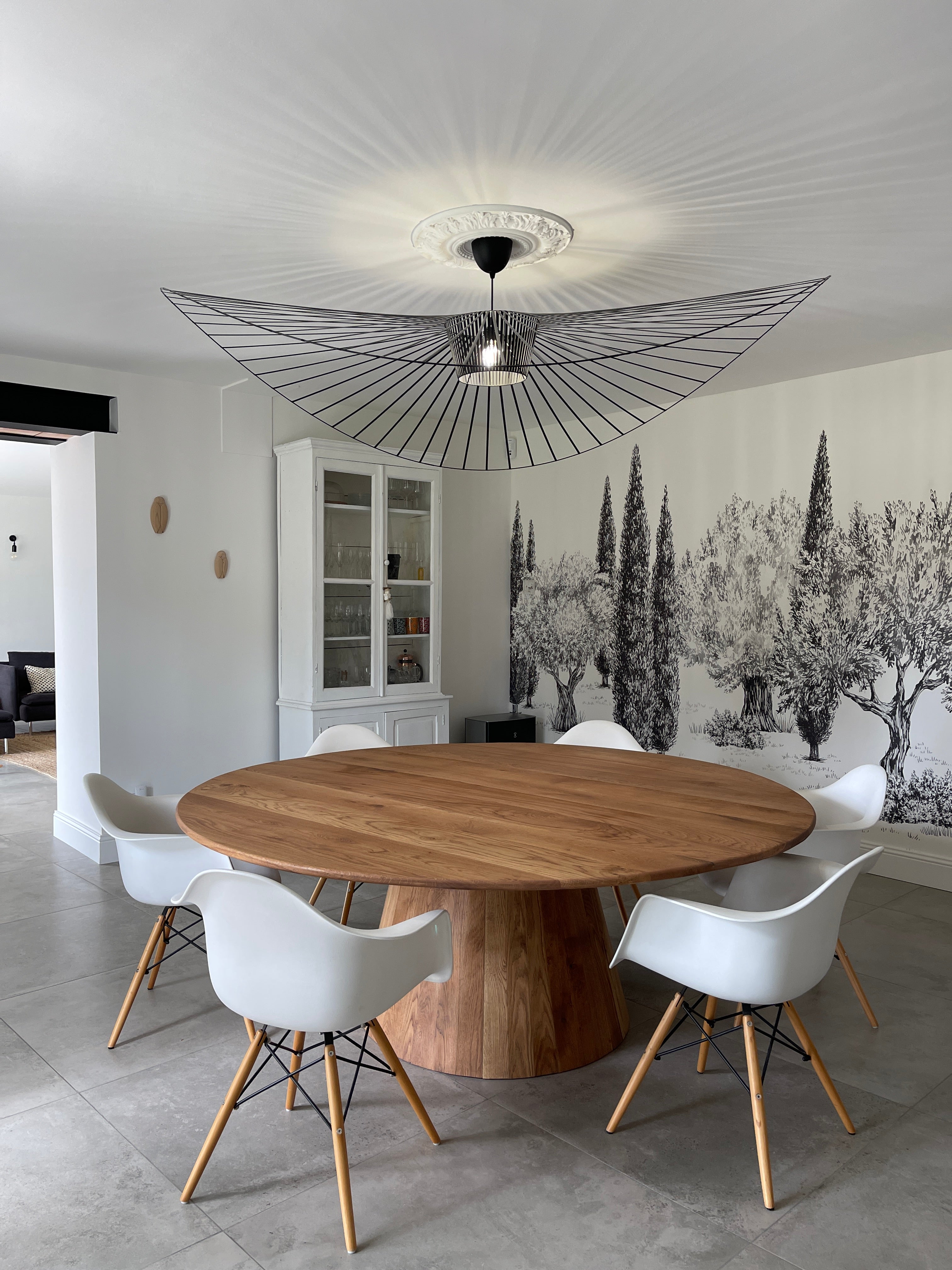 Table ronde a manger design en chene massif pour 6 a 8 personnes avec un pied centrale conique couleur dark roast Rubio monocoat creation artisanale e f deco