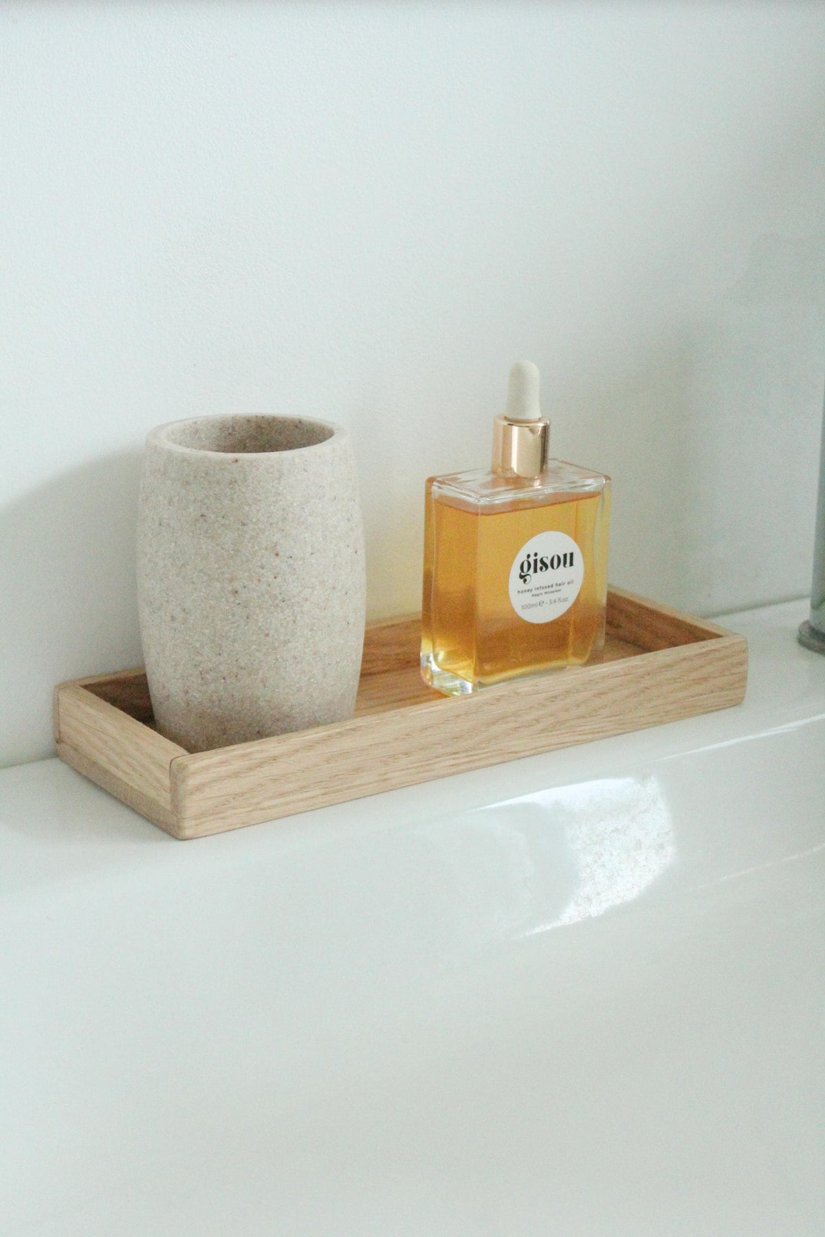 Plateau vide-poche en chêne massif avec accessoires de salle de bain