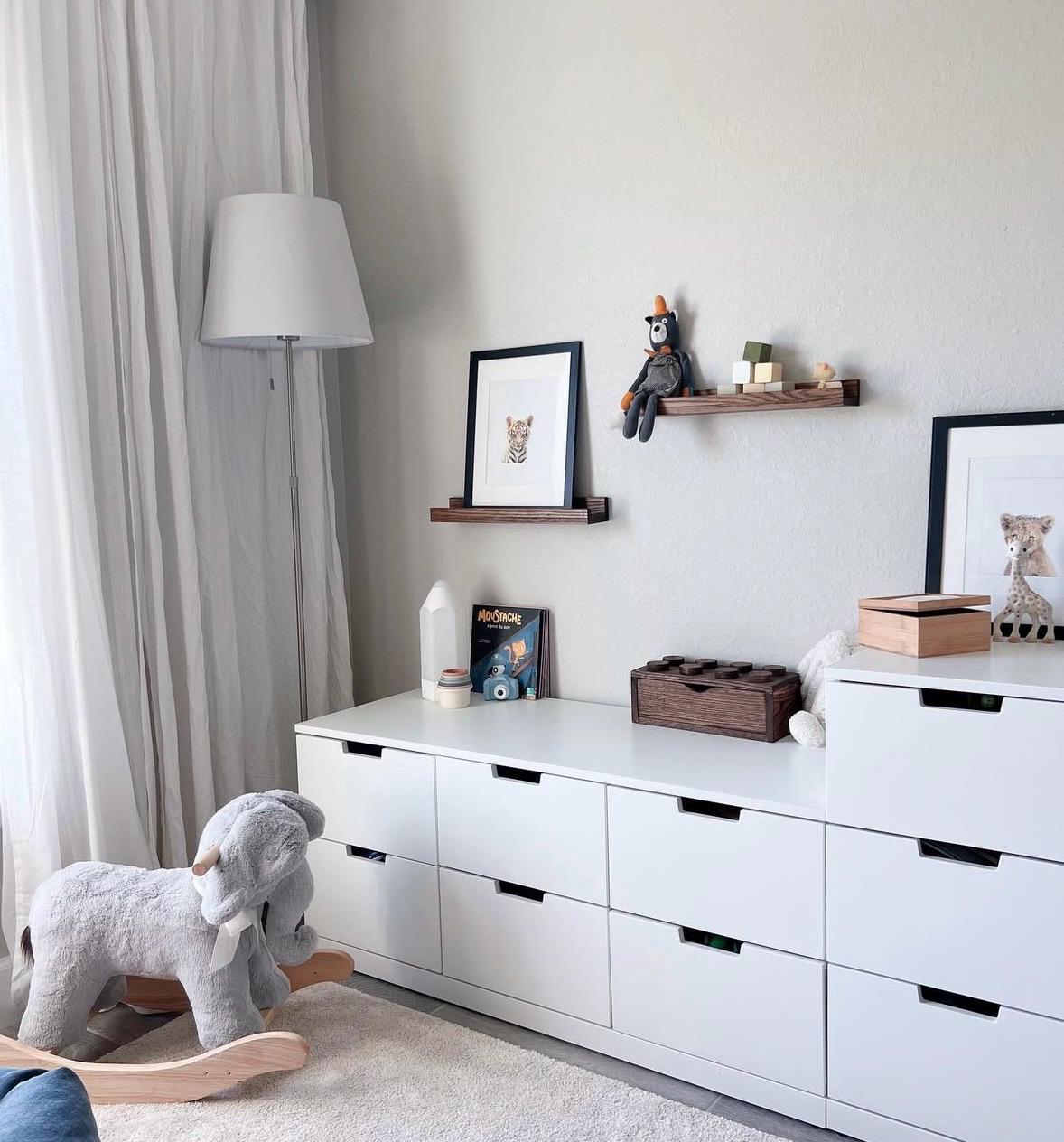 Étagères à cadres en chêne dans une chambre d'enfant