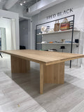 Table à manger chêne massif pour une boutique a Miami Floride creation design avec les pieds en V creation artisanale e f deco