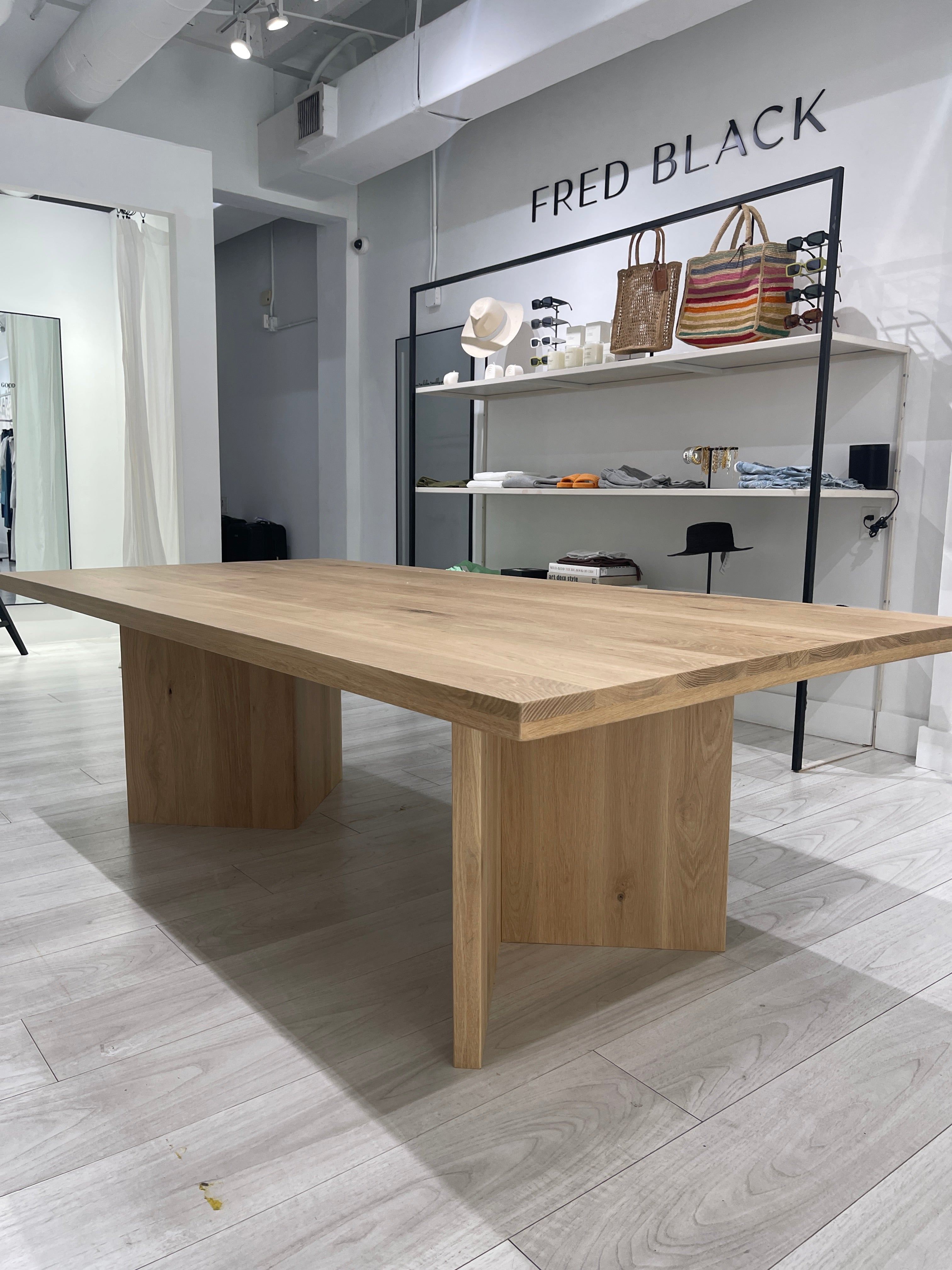 Table à manger chêne massif pour une boutique a Miami Floride creation design avec les pieds en V creation artisanale e f deco