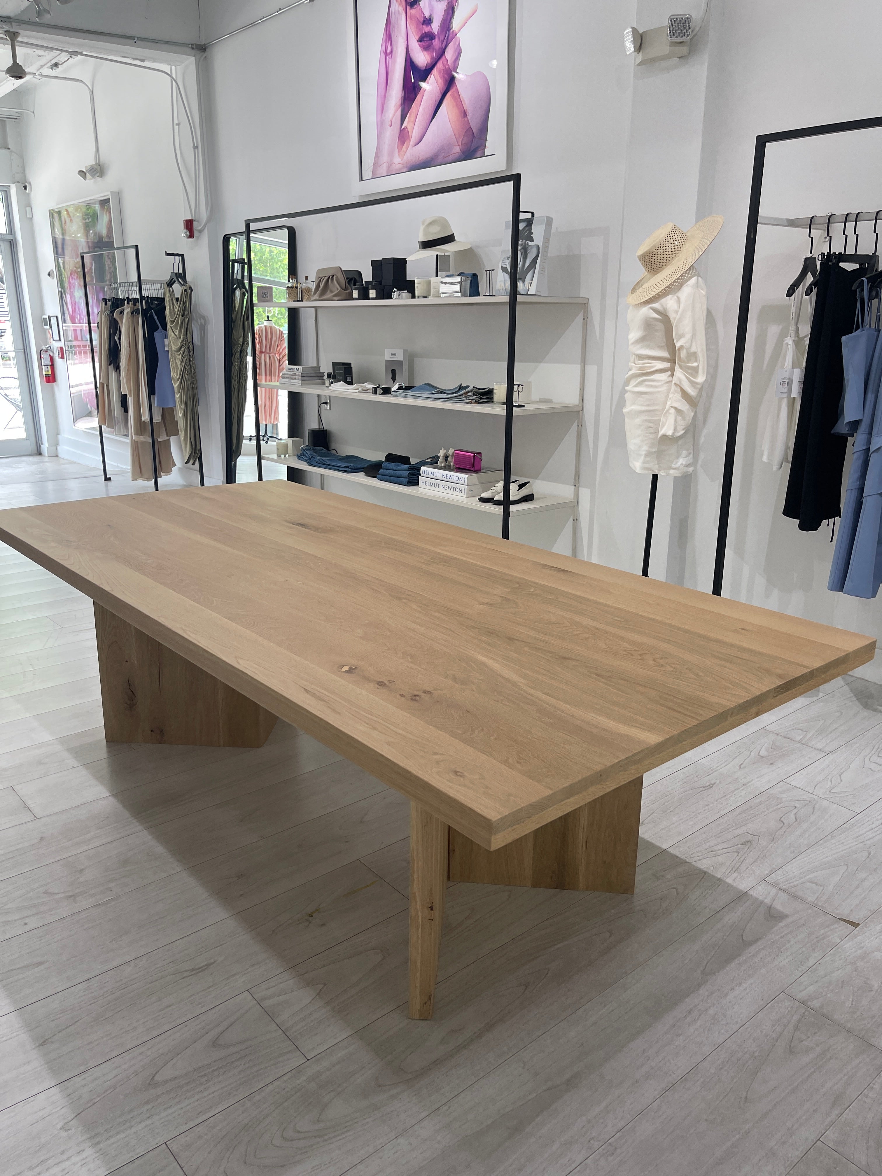 Table à manger chêne massif pour une boutique a Miami Floride creation design avec les pieds en V creation artisanale e f deco