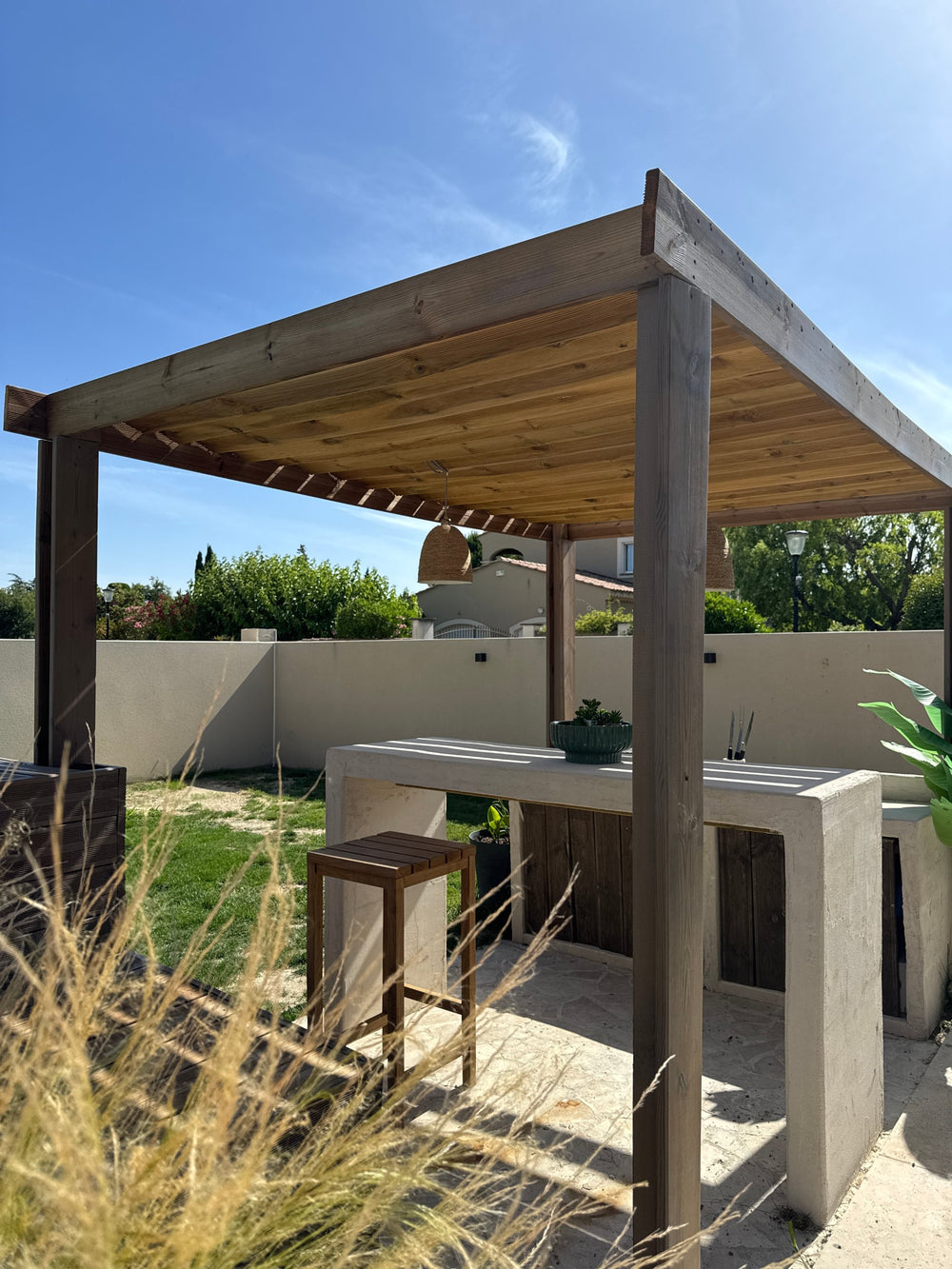 Pergola en bois sur mesure au-dessus d'un bar d'extérieur