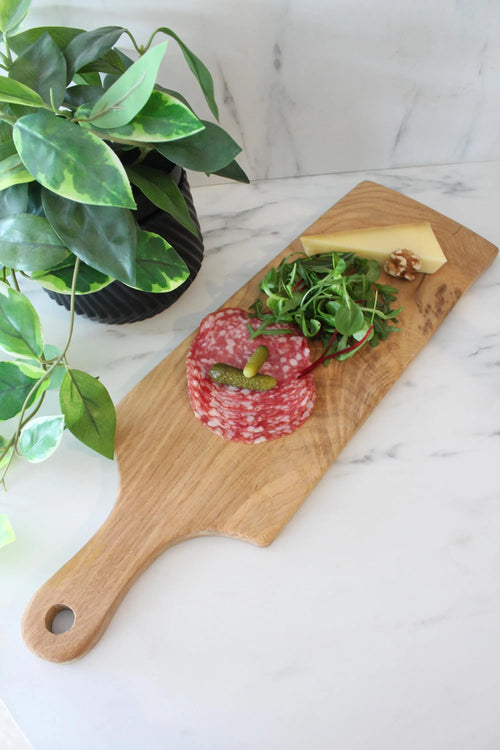 Planche apéritif artisanale en chêne massif E&F deco garnie de salami, fromage, noix, cornichons et salade roquette