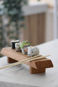 plateau a sushi en teck massif avec repose baguettes intégré California rolls et maki saumon creation artisanale e f deco