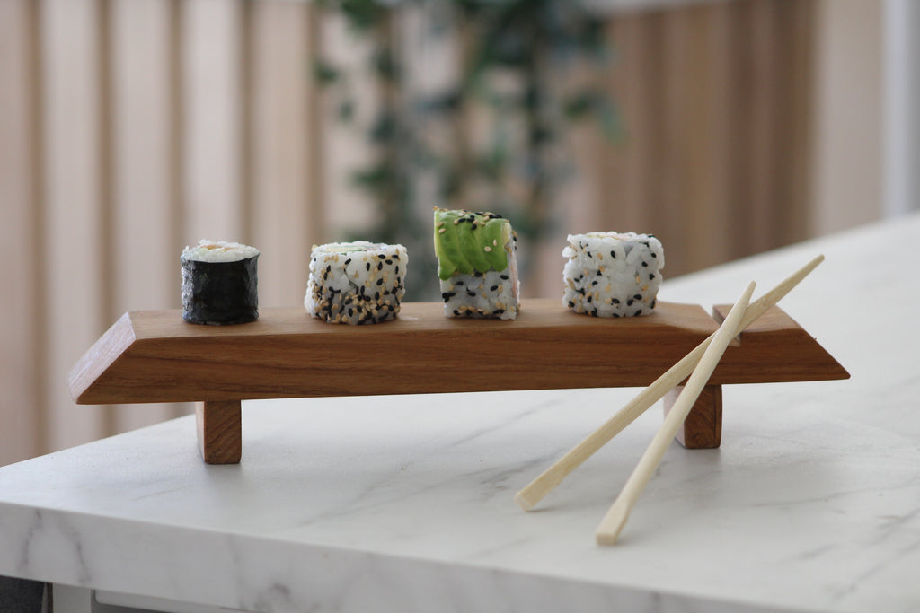 plateau a sushi en teck massif avec repose baguettes intégré California rolls avocat  et maki saumon creation artisanale e f deco