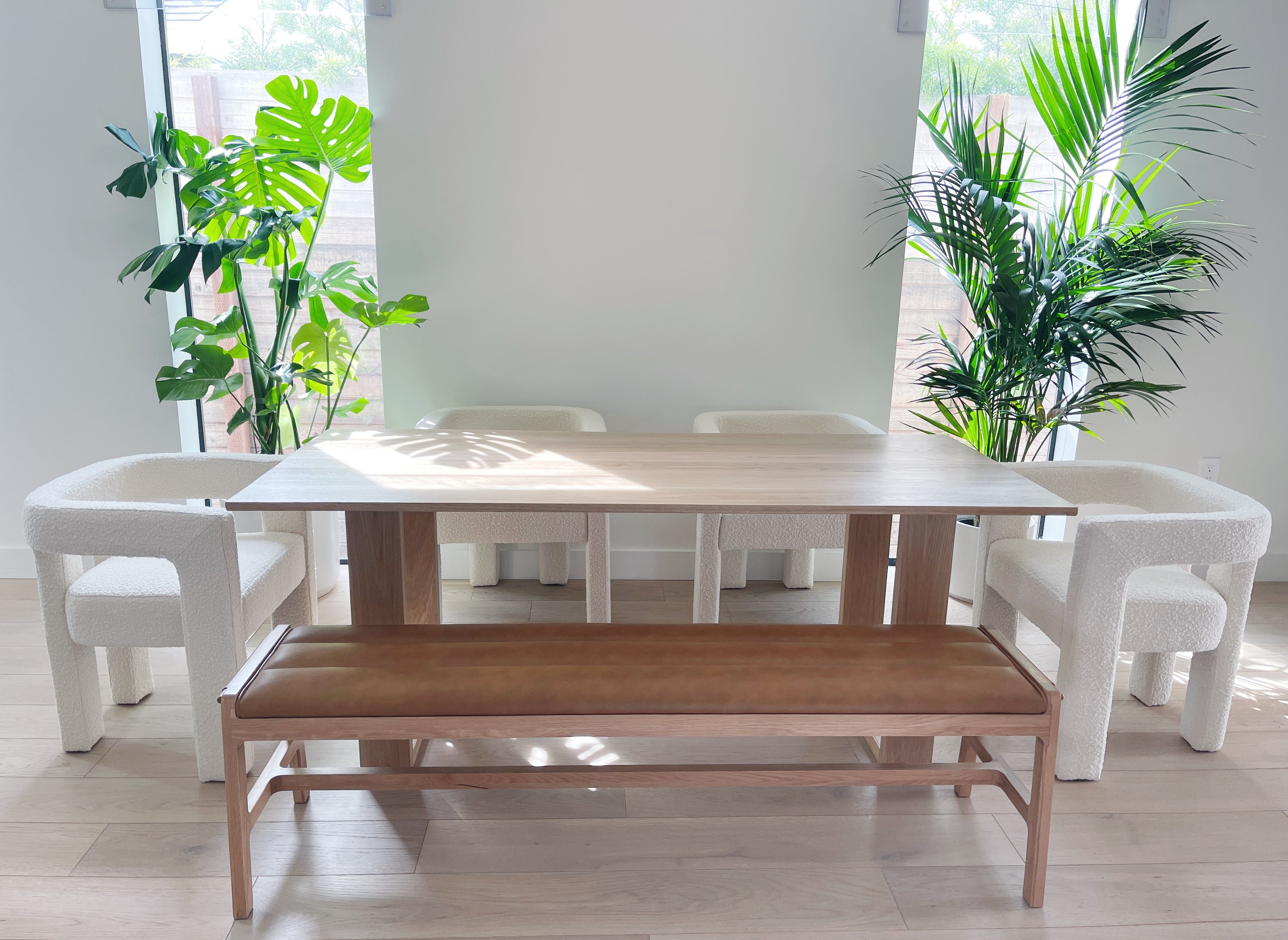 table a manger la Seattle en chene massif dans une maison a Los Angeles avec des chaises blanches et un banc en cuir design simple et minimaliste creation artisanale e f deco