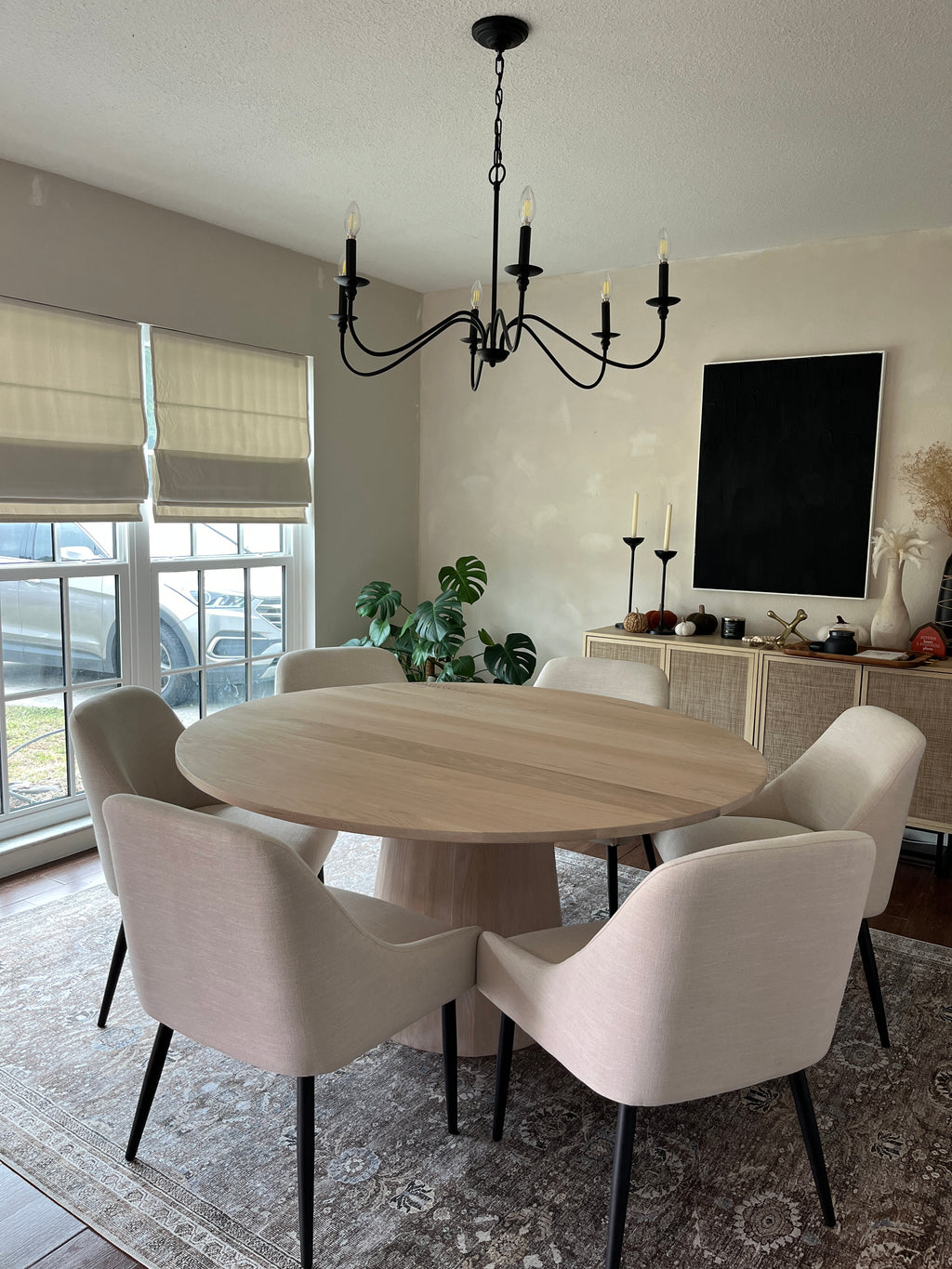 Table ronde a manger design en chene massif pour 4 a 6 personnes avec un pied centrale conique creation artisanale e f deco
