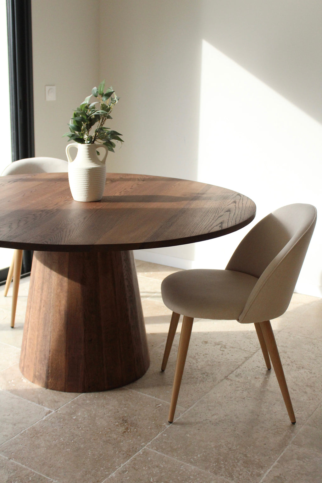 Table ronde a manger design en chene massif pour 4 a 6 personnes avec un pied centrale conique couleur chocolat Rubio monocoat creation artisanale e f deco
