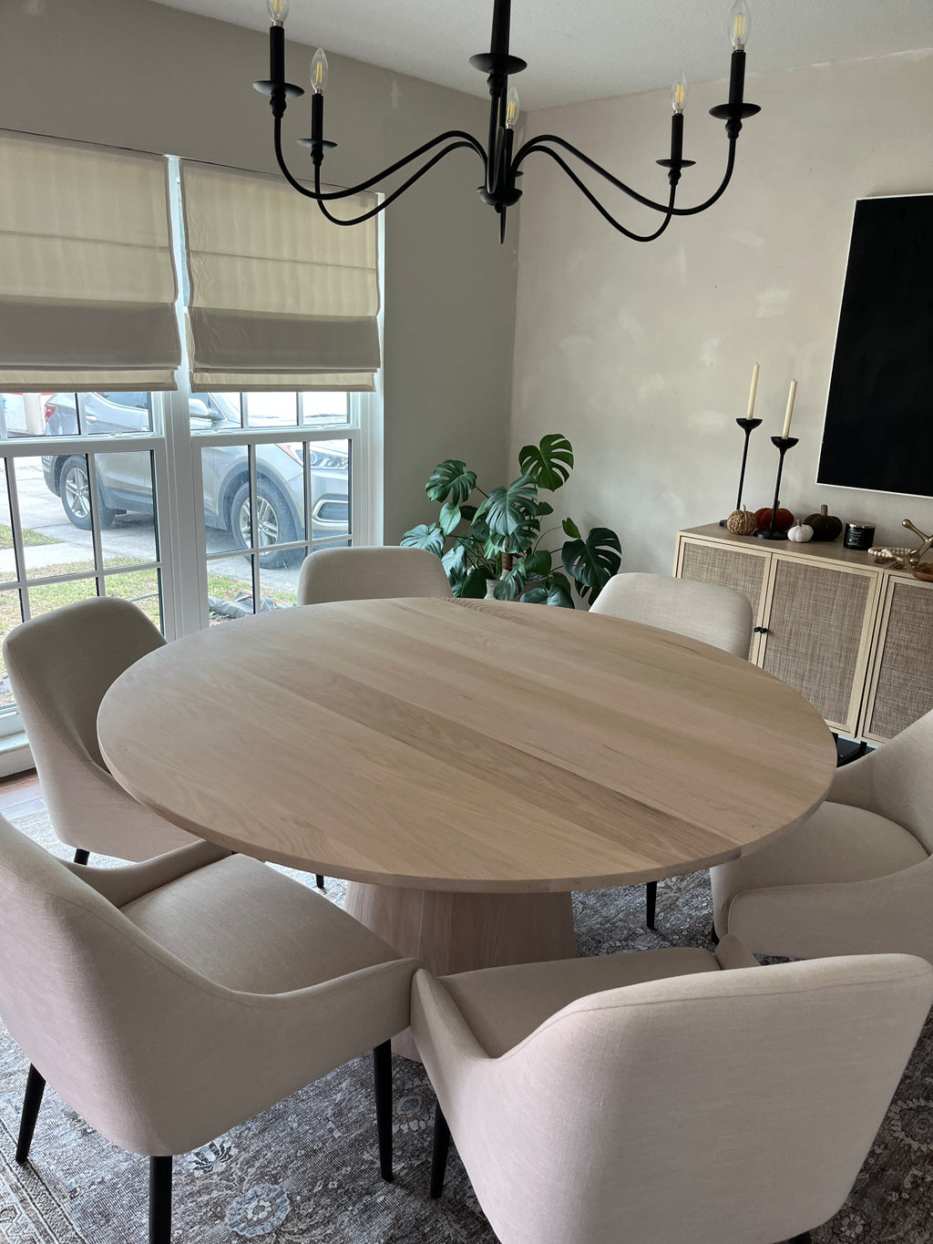 Table ronde a manger design en chene massif pour 4 a 6 personnes avec un pied centrale conique creation artisanale e f deco