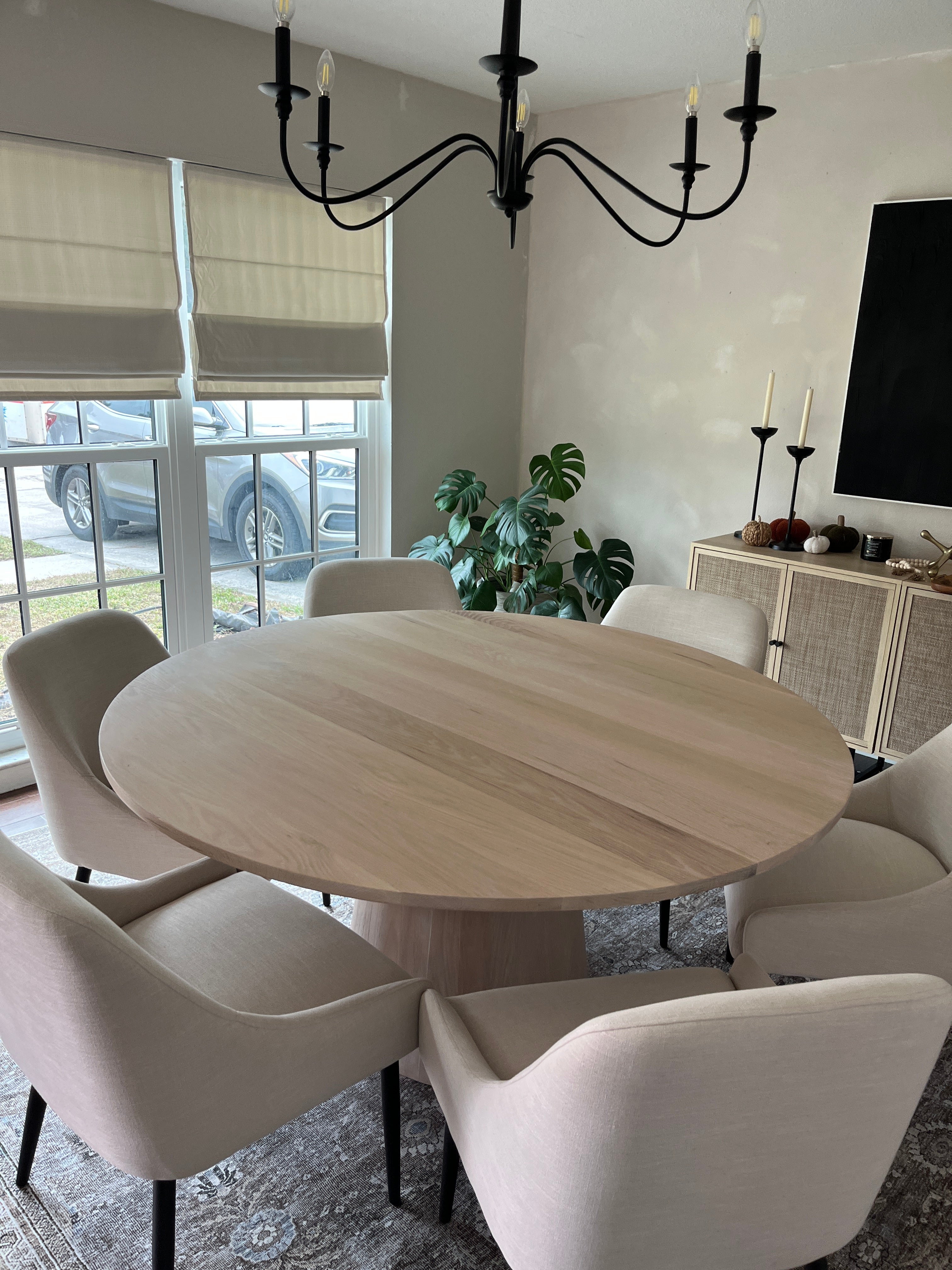 Table ronde a manger design en chene massif pour 4 a 6 personnes avec un pied centrale conique creation artisanale e f deco